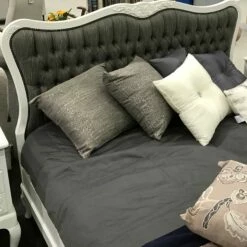 Talonpoikaisrokokoo Divaanisänky Verhoilulla Päädyllä 13 Talonpoikaisrokokoo Divaanisänky Verhoilulla Päädyllä -Vuodevaatteet Myynti 2024 IMG 1196