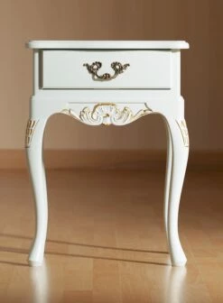 Talonpoikaisrokokoo Yöpöytä 11 Talonpoikaisrokokoo Yöpöytä -Vuodevaatteet Myynti 2024 MG 1102