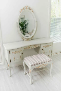 Talonpoikaisrokokoo Kampauslipasto Peilillä 12 Talonpoikaisrokokoo Kampauslipasto Peilillä -Vuodevaatteet Myynti 2024 tpr kamppoyta 246 3