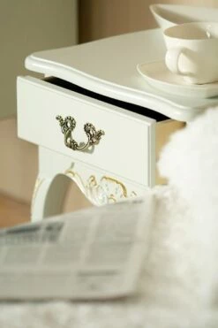 Talonpoikaisrokokoo Yöpöytä 10 Talonpoikaisrokokoo Yöpöytä -Vuodevaatteet Myynti 2024 yopoyta talonpoikaisrokokoo vedin